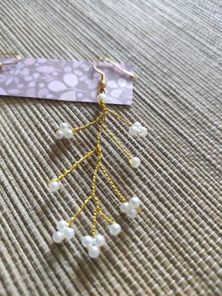 Pendientes de piedras, perlitas y hojas