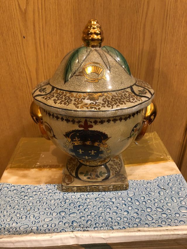 Tibor con flores de lis