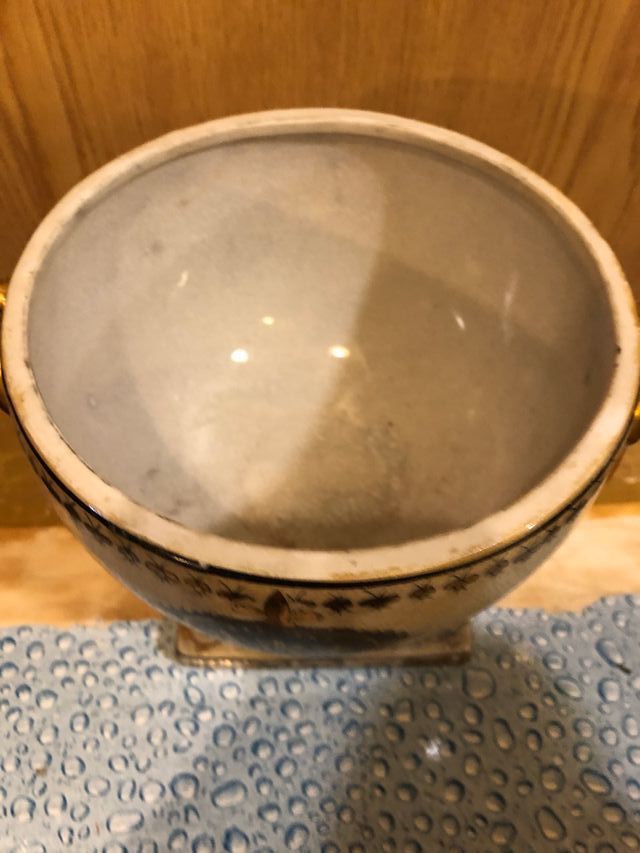 Tibor con flores de lis