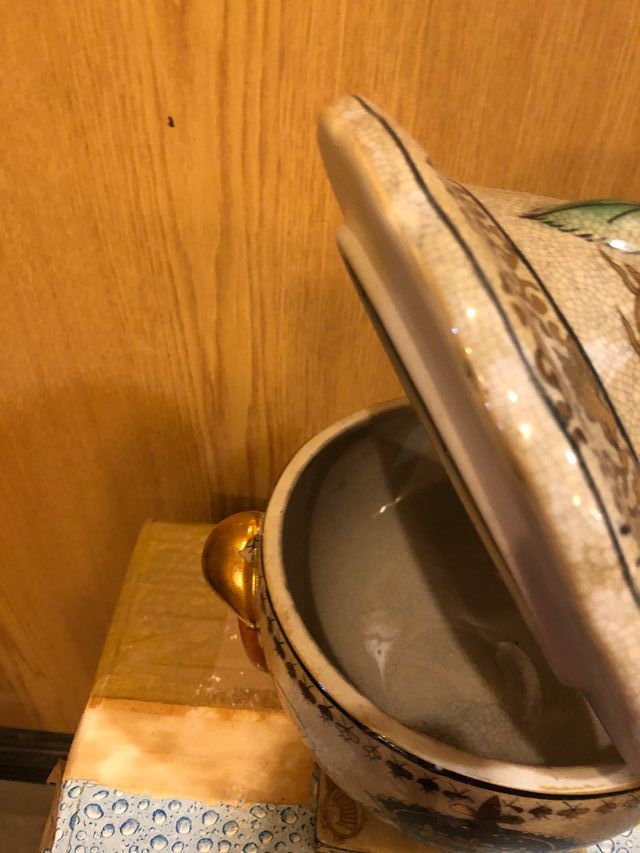 Tibor con flores de lis