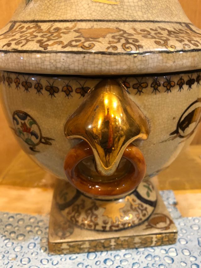 Tibor con flores de lis