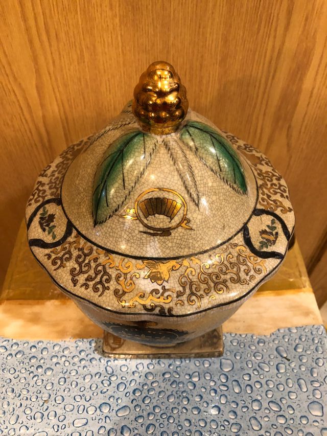 Tibor con flores de lis