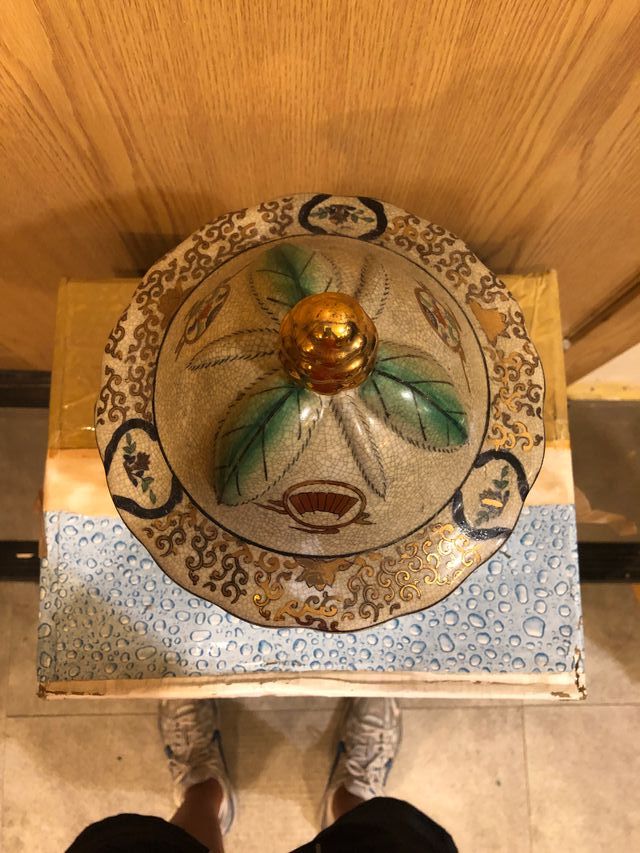 Tibor con flores de lis