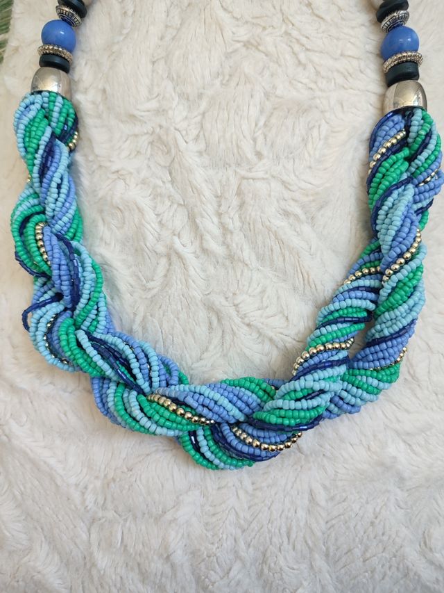 COLLAR GARGANTILLA tonos azules.