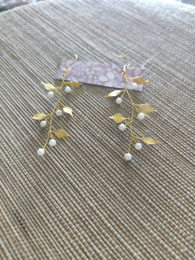 Pendientes de perlitas y hojas 