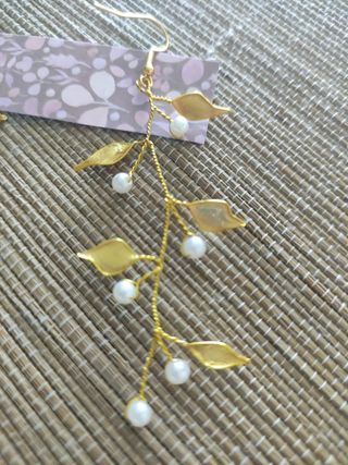 Pendientes de perlitas y hojas