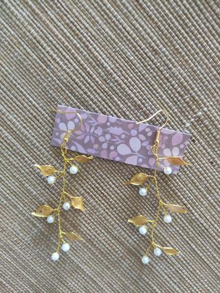 Pendientes de perlitas y hojas