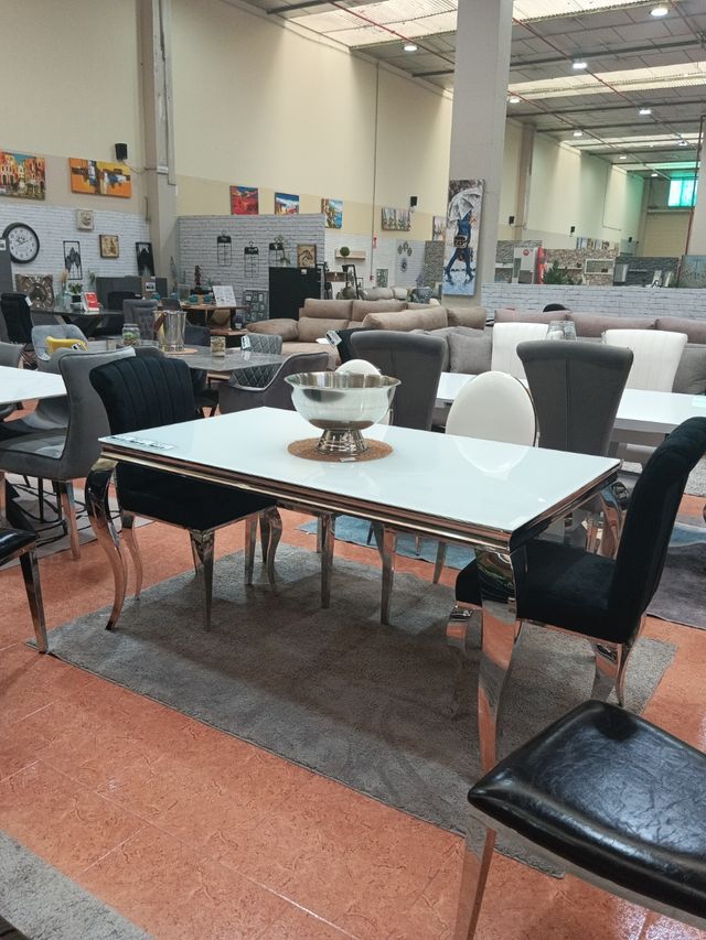 MESA DE COMEDOR PLATEADA