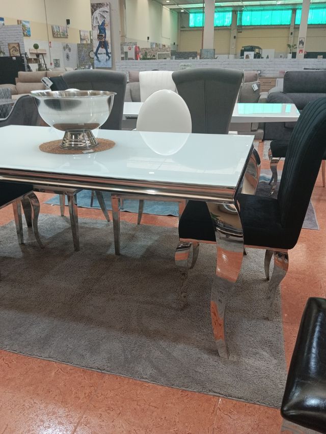 MESA DE COMEDOR PLATEADA