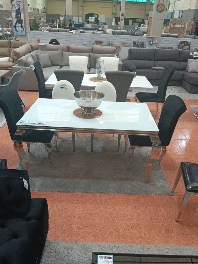 MESA DE COMEDOR PLATEADA