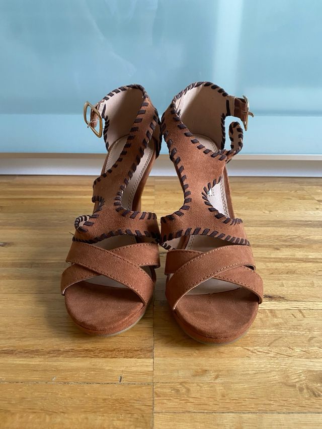 Sandalias marrones tacón alto