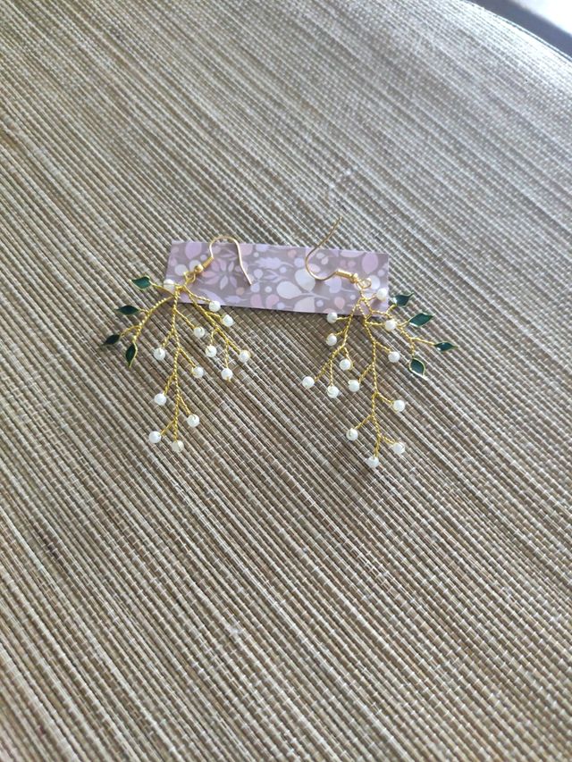 Pendientes de piedra y esmalte