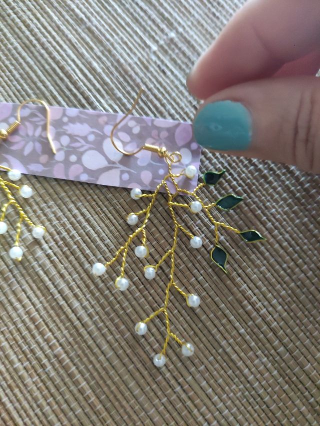 Pendientes de piedra y esmalte