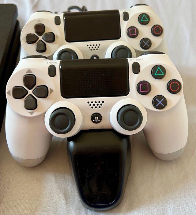 PS4 con 2 mandos y 6 juegos