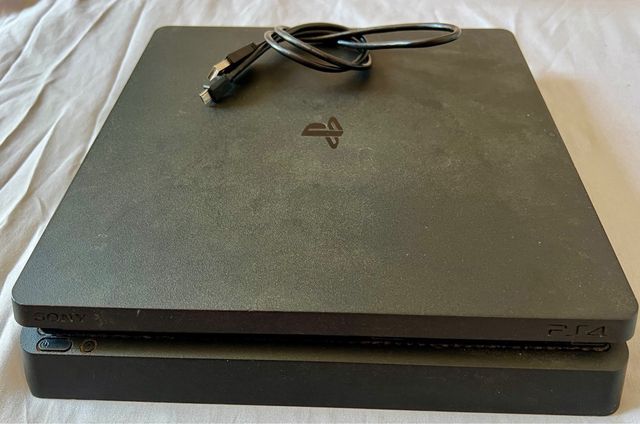 PS4 con 2 mandos y 6 juegos