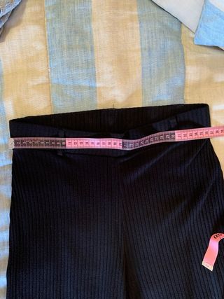 Pantalón negro de punto, de Stradivarius, talla M.