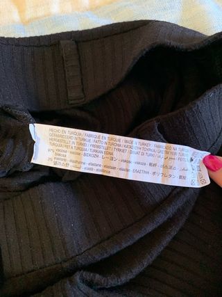 Pantalón negro de punto, de Stradivarius, talla M.