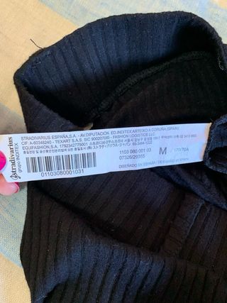 Pantalón negro de punto, de Stradivarius, talla M.