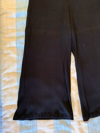 Pantalón negro de punto, de Stradivarius, talla M.