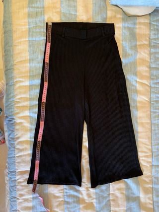 Pantalón negro de punto, de Stradivarius, talla M.