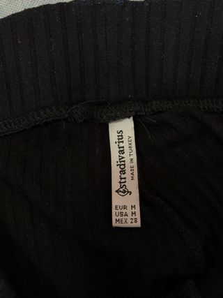 Pantalón negro de punto, de Stradivarius, talla M.