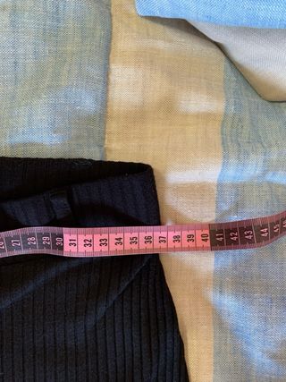 Pantalón negro de punto, de Stradivarius, talla M.