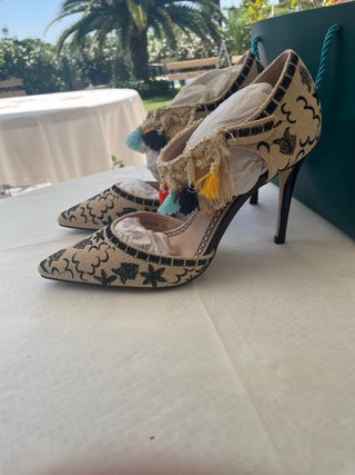 Originales tacones fiesta bordados a estrenar!