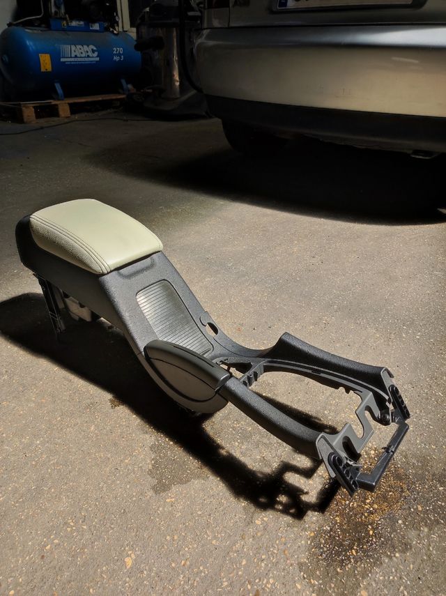 Reposa brazos central Saab 93