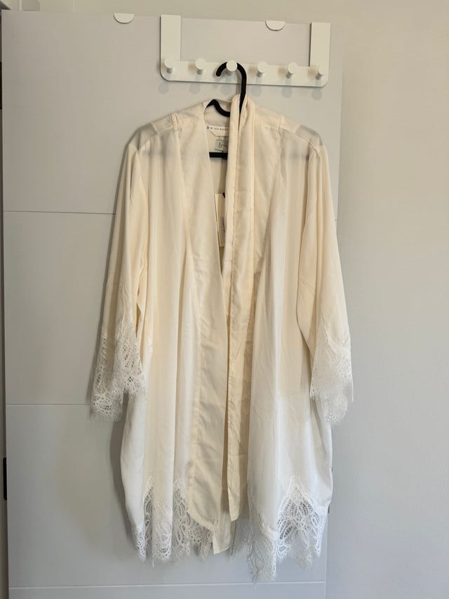 Albornoz/Bata blanca de satén con encaje Ted Baker