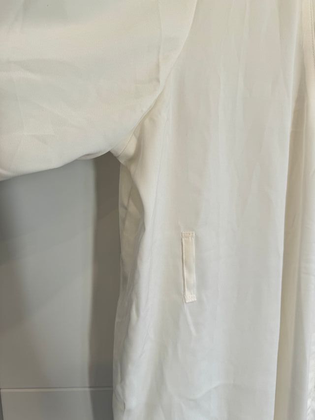 Albornoz/Bata blanca de satén con encaje Ted Baker