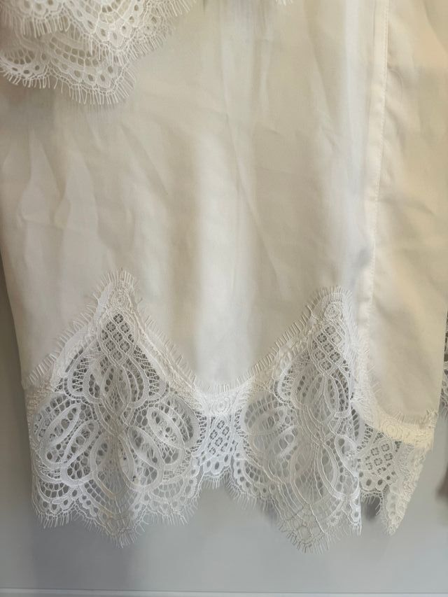 Albornoz/Bata blanca de satén con encaje Ted Baker