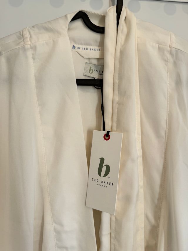 Albornoz/Bata blanca de satén con encaje Ted Baker