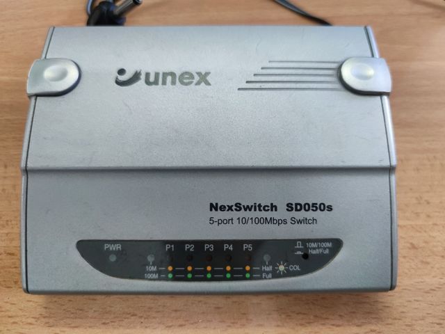 Hub ethernet 10/100 5 porte + uplink.