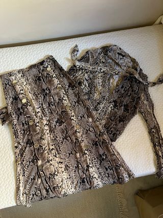 Conjunto falda y blusa piel de serpiente