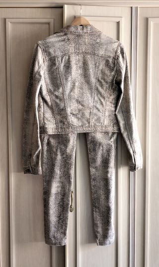 Cazadora y pantalón vaquero. Sueltos o juntos 