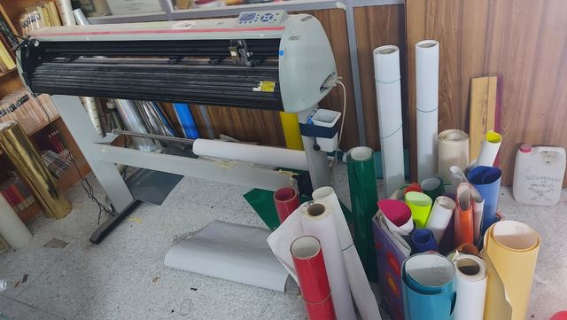 Plotter de corte y lote de vinilos