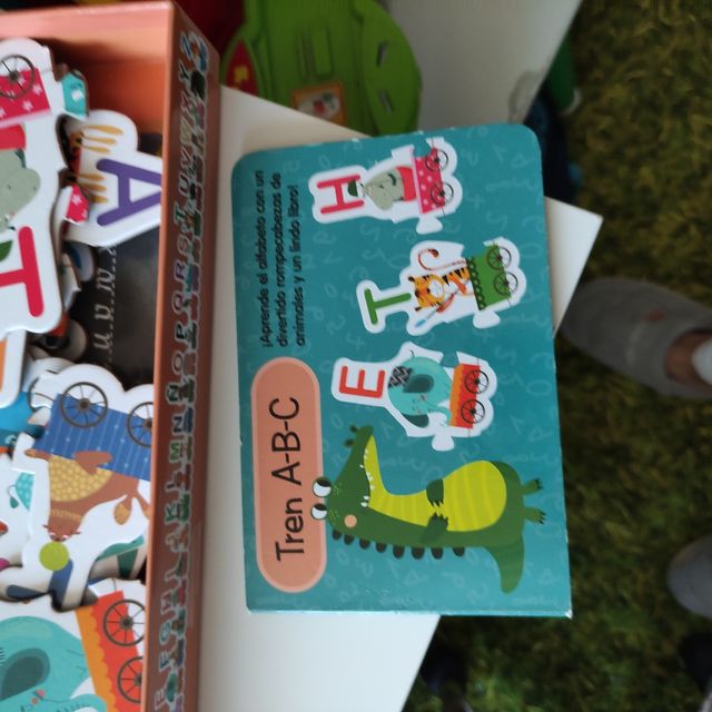 Juego educativo abecedario con libro.
