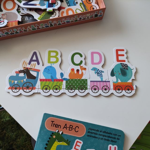 Juego educativo abecedario con libro.