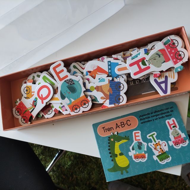 Juego educativo abecedario con libro.