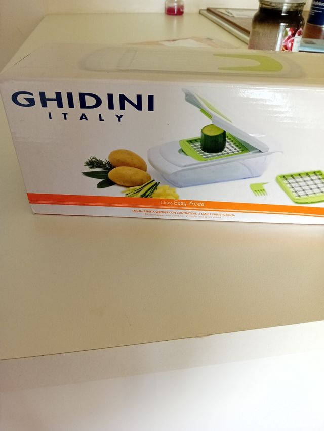 Taglia affetta verdure con contenitore 
Mandolina