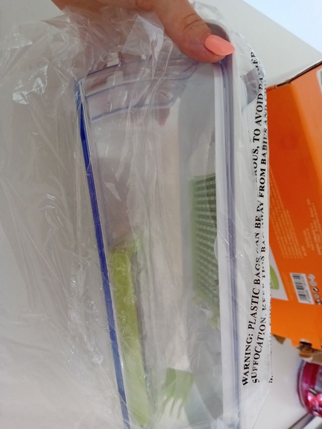 Taglia affetta verdure con contenitore 
Mandolina