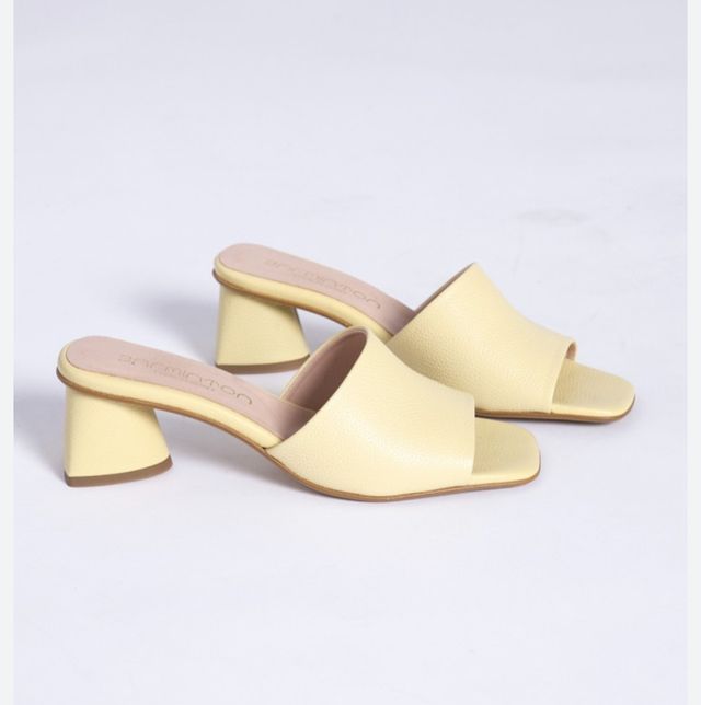 Sandalias Barminton amarillo pastel