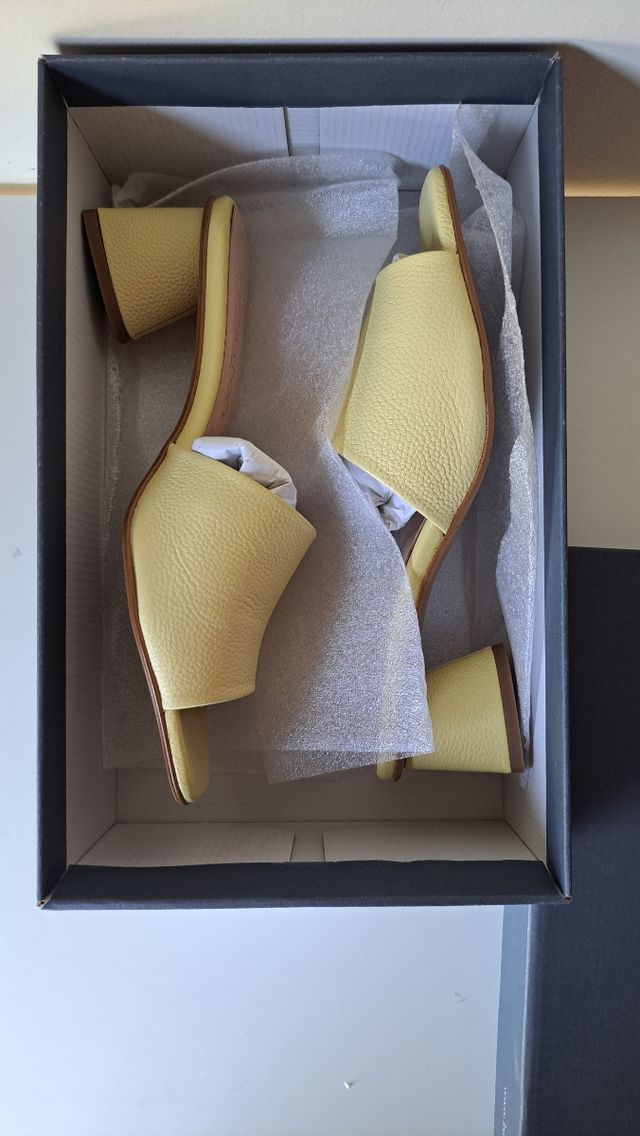 Sandalias Barminton amarillo pastel