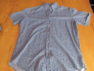 Camisa floreada de manga corta (como nueva)