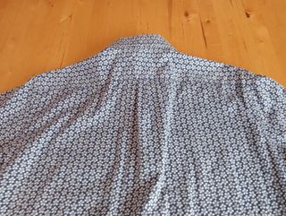 Camisa floreada de manga corta (como nueva)