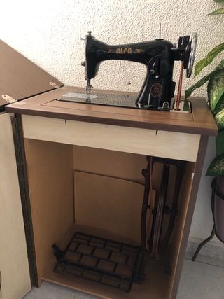 Màquina de coser antigua con mueble