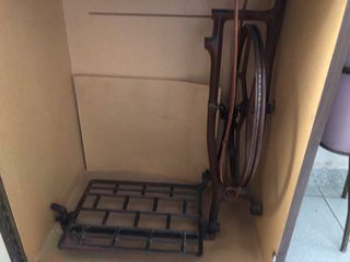 Màquina de coser antigua con mueble