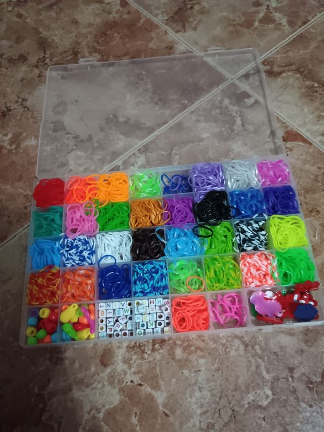 Pulseras, collares, accesorios móviles etc...