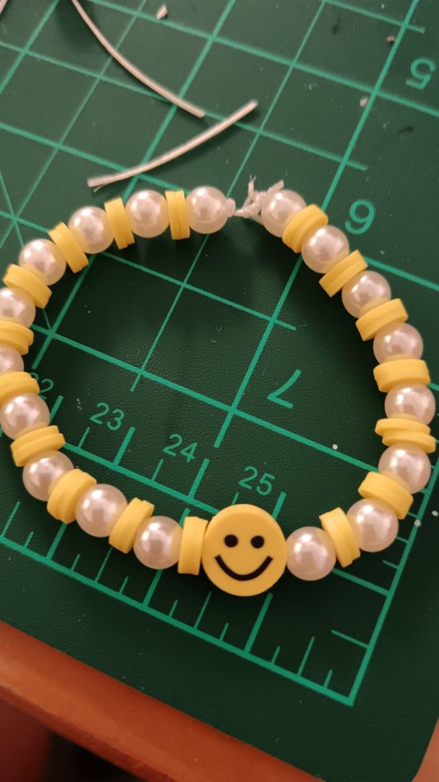 Pulseras, collares, accesorios móviles etc...