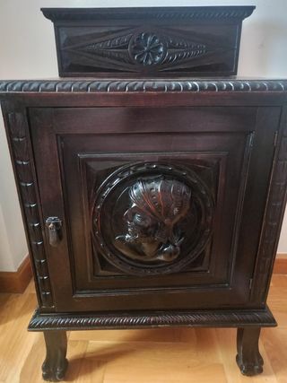 Mesitas de noche y butaca a juego.